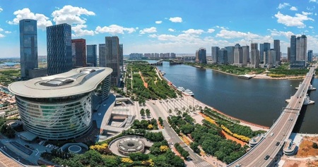 依托多年在高端裝備制造領域的專業優勢，面向開啟橋提供設計、設備建造、施工、運營管理等完整的工程承包與管理服務。